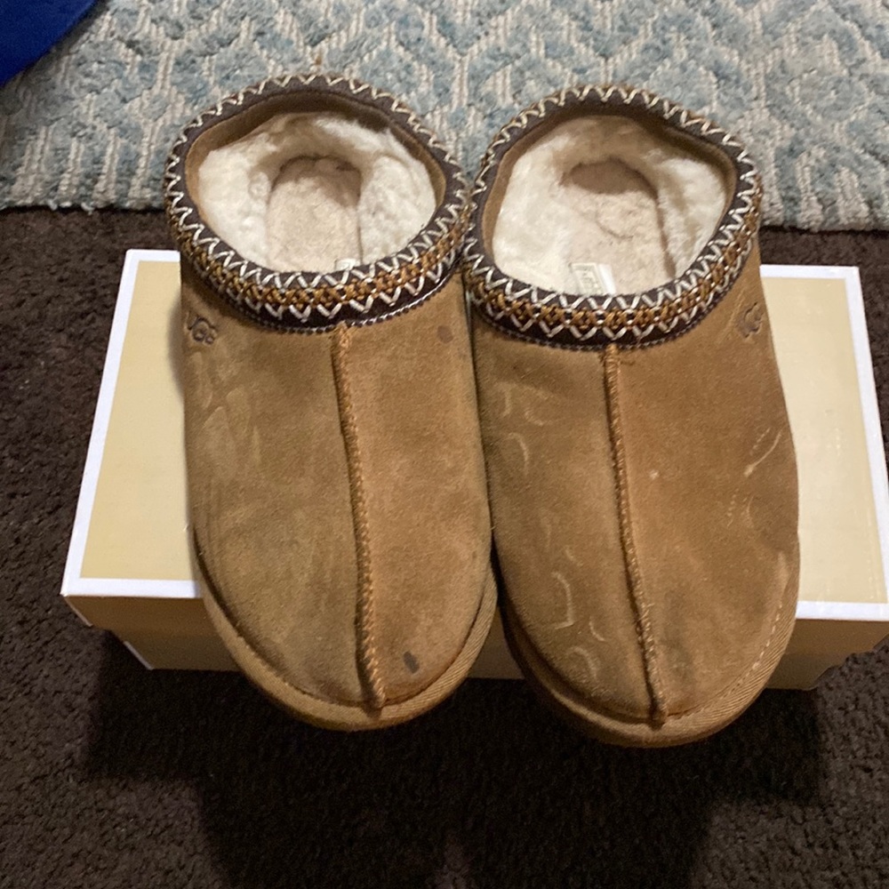 Girls Ugg’s Tan